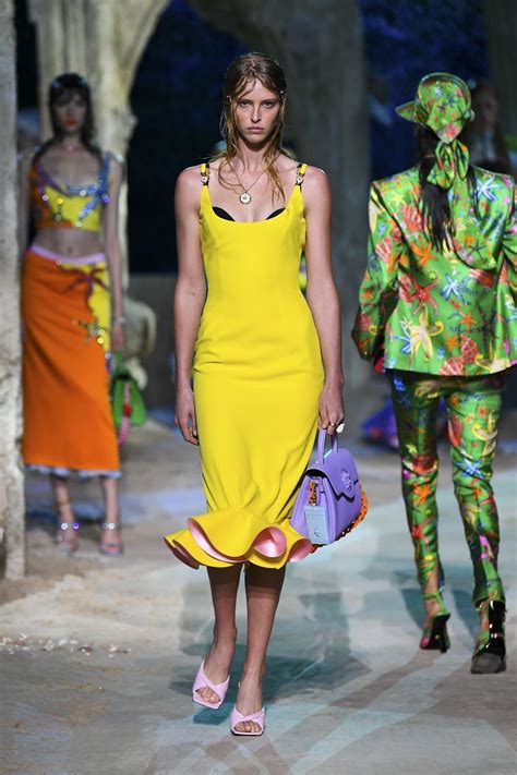 linea primavera verano versace